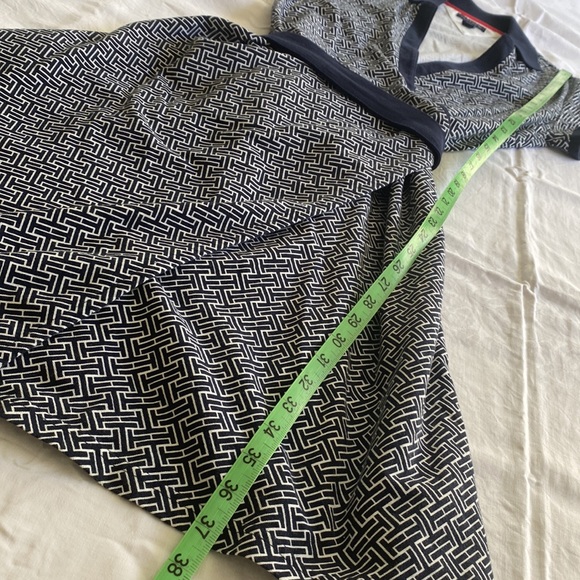 Tommy Hilfiger tie wrap dress. Logo pattern, with belt tie waist. Size Medium. - Picture 8 of 8